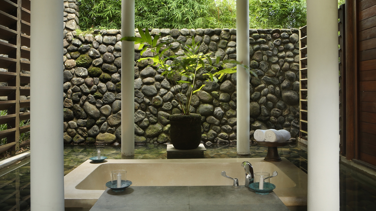 alila-ubud-outdoor-bath-tub