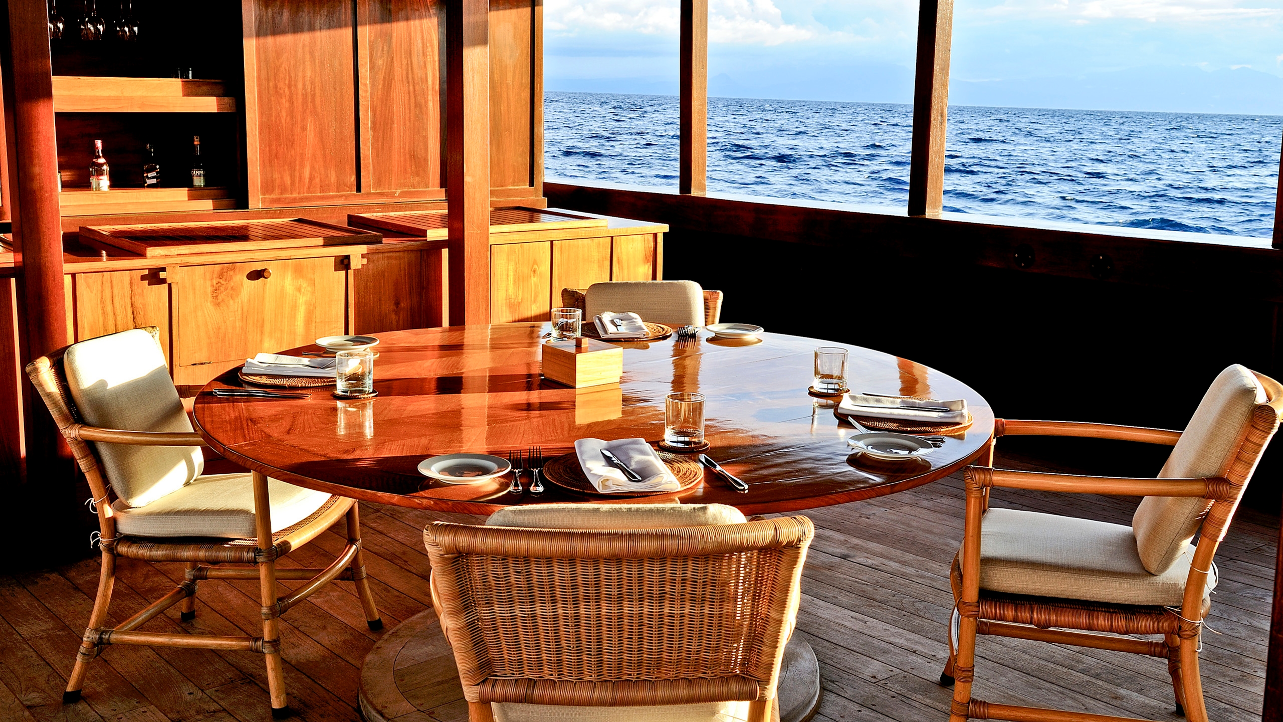 amanikan-decking-dining