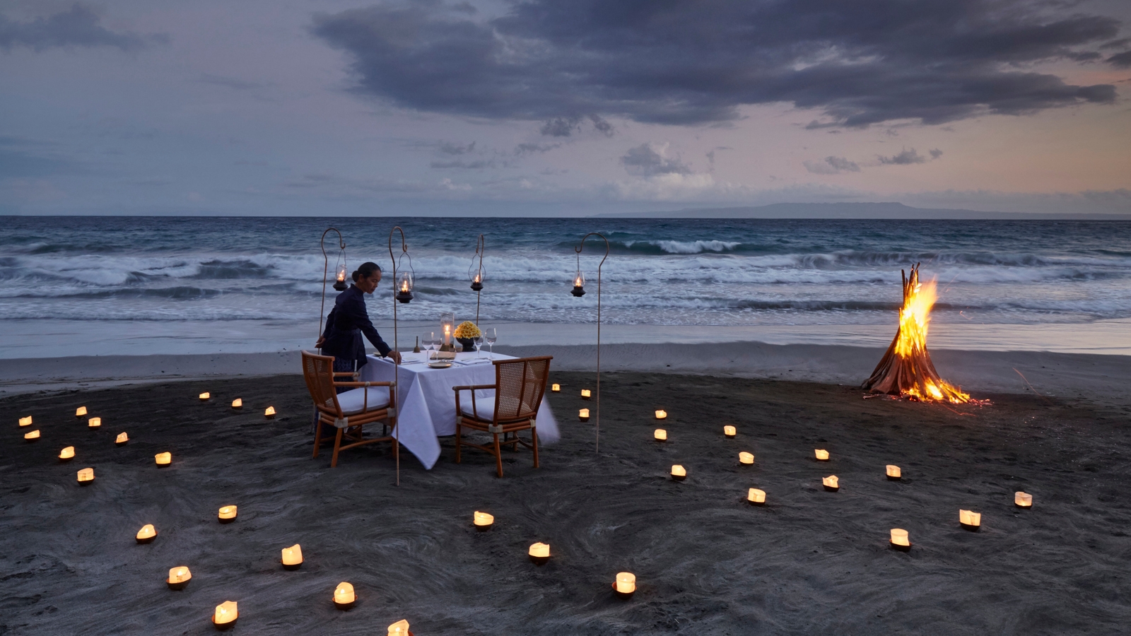 amankila-beach-dinner