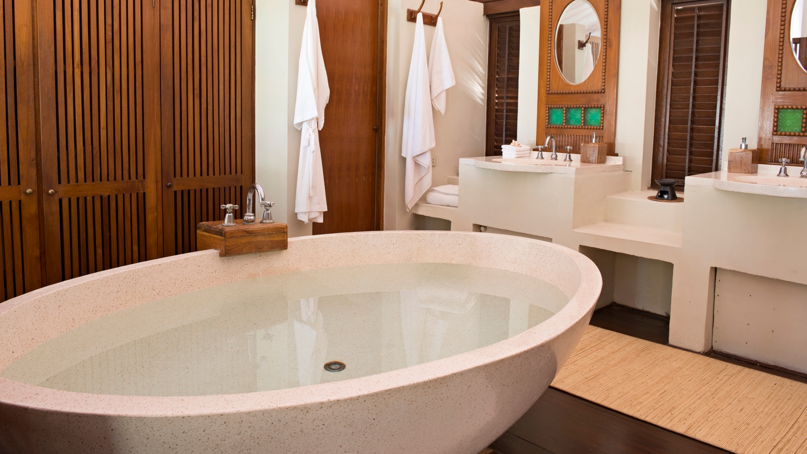 amanwana-tent-bathroom