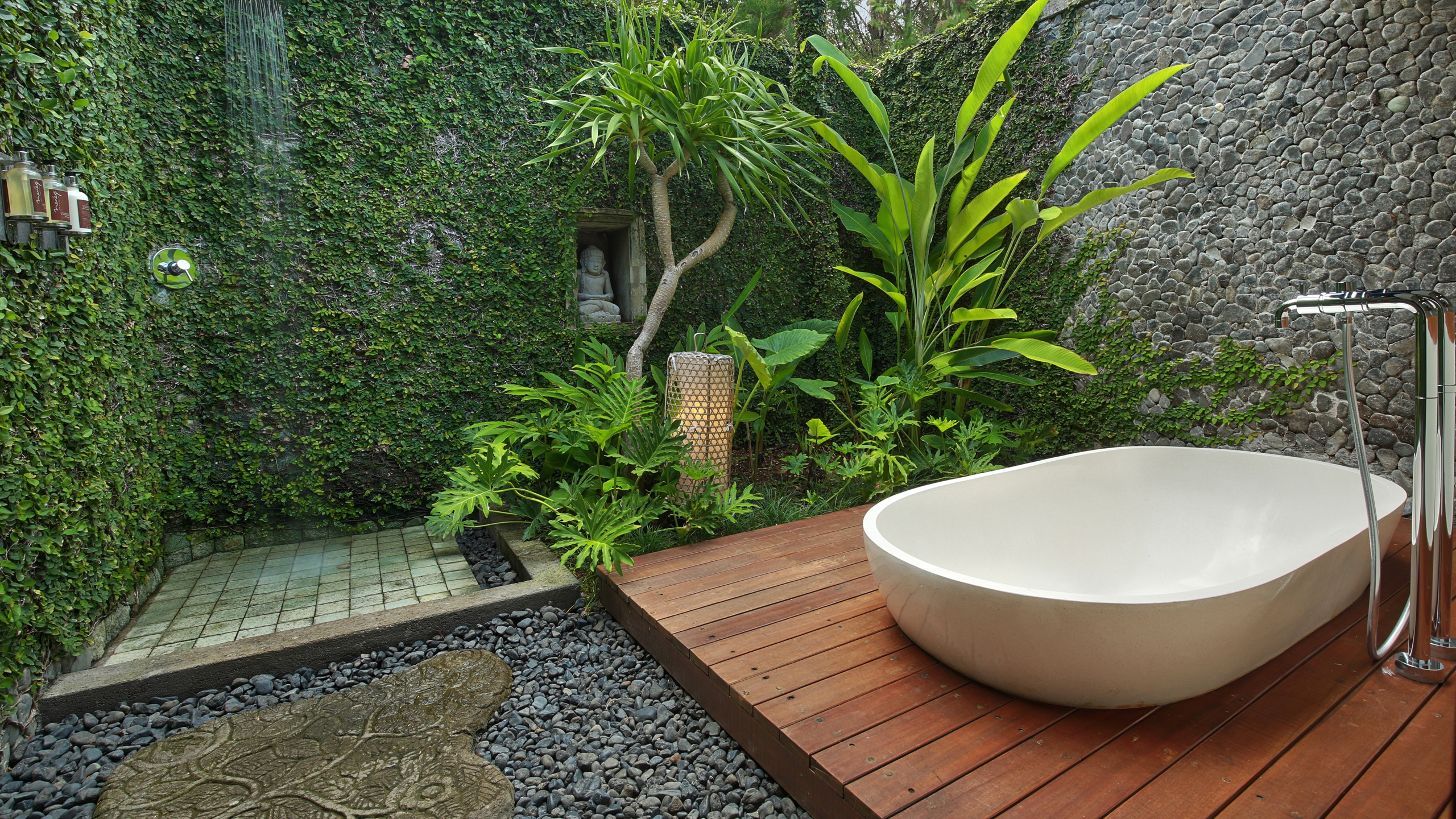 damai-lovina-outdoor-bathroom