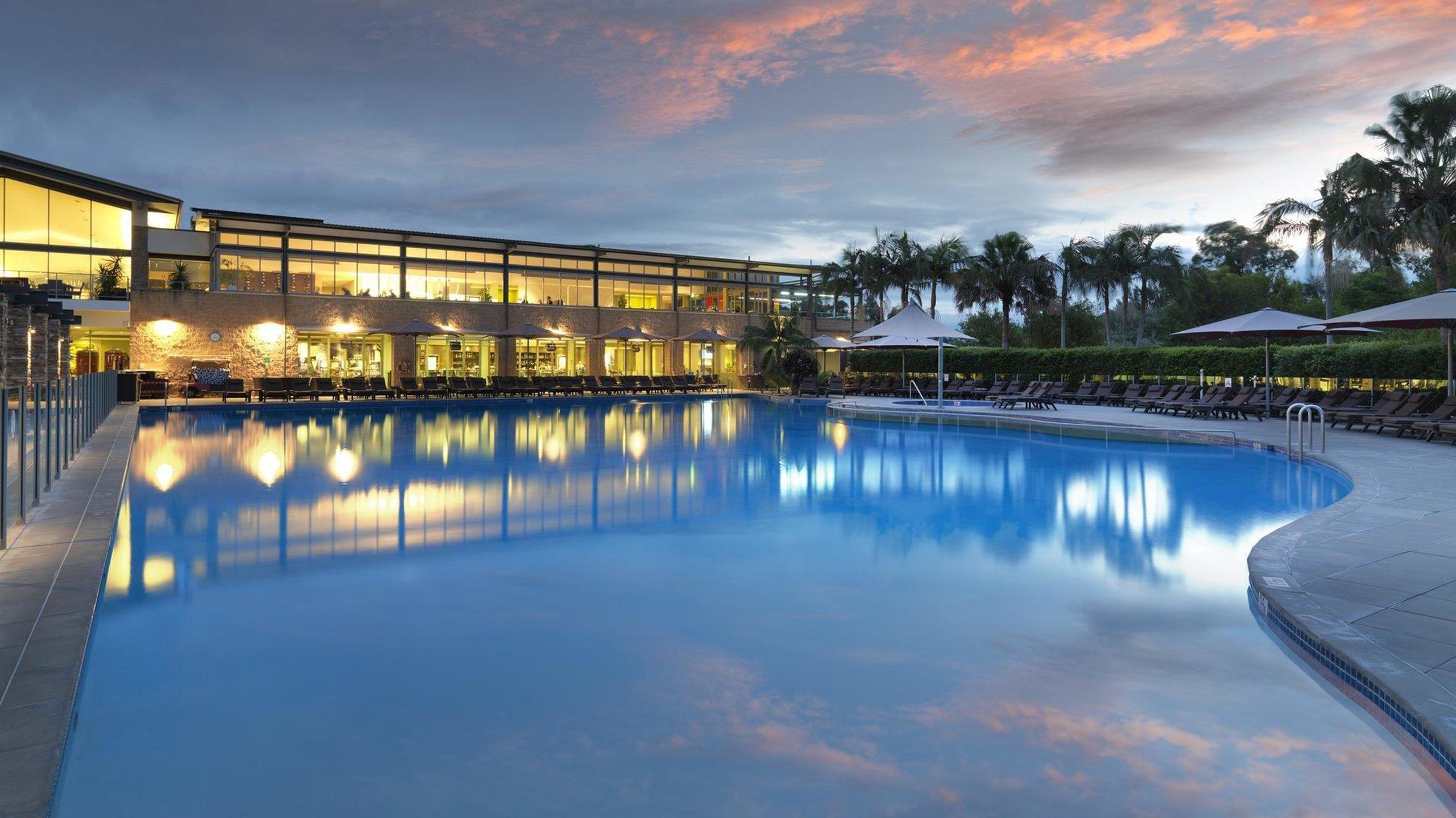 crowne-plaza-hunter-valley-pool