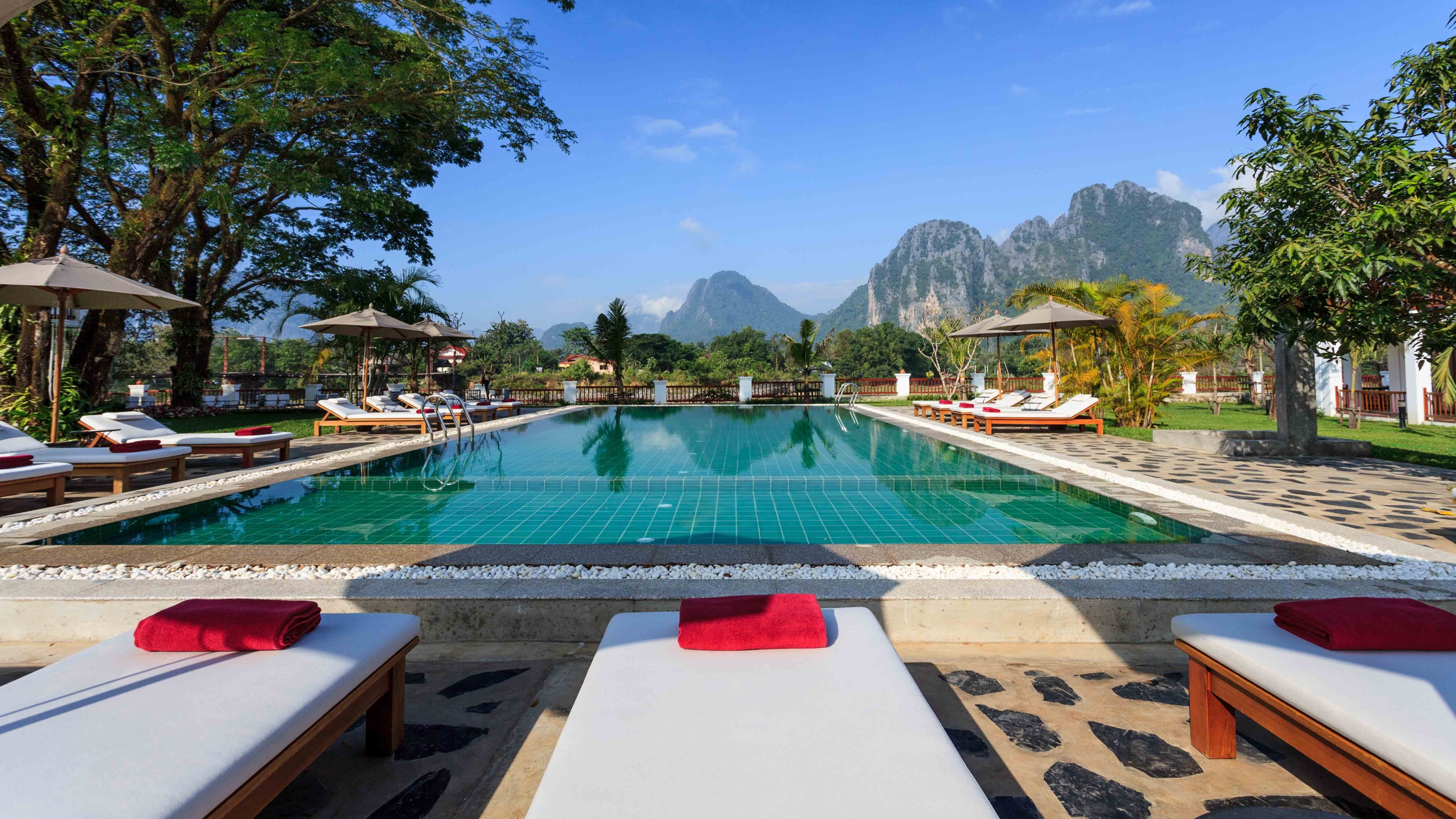 riverside-boutique-pool-vang-vieng