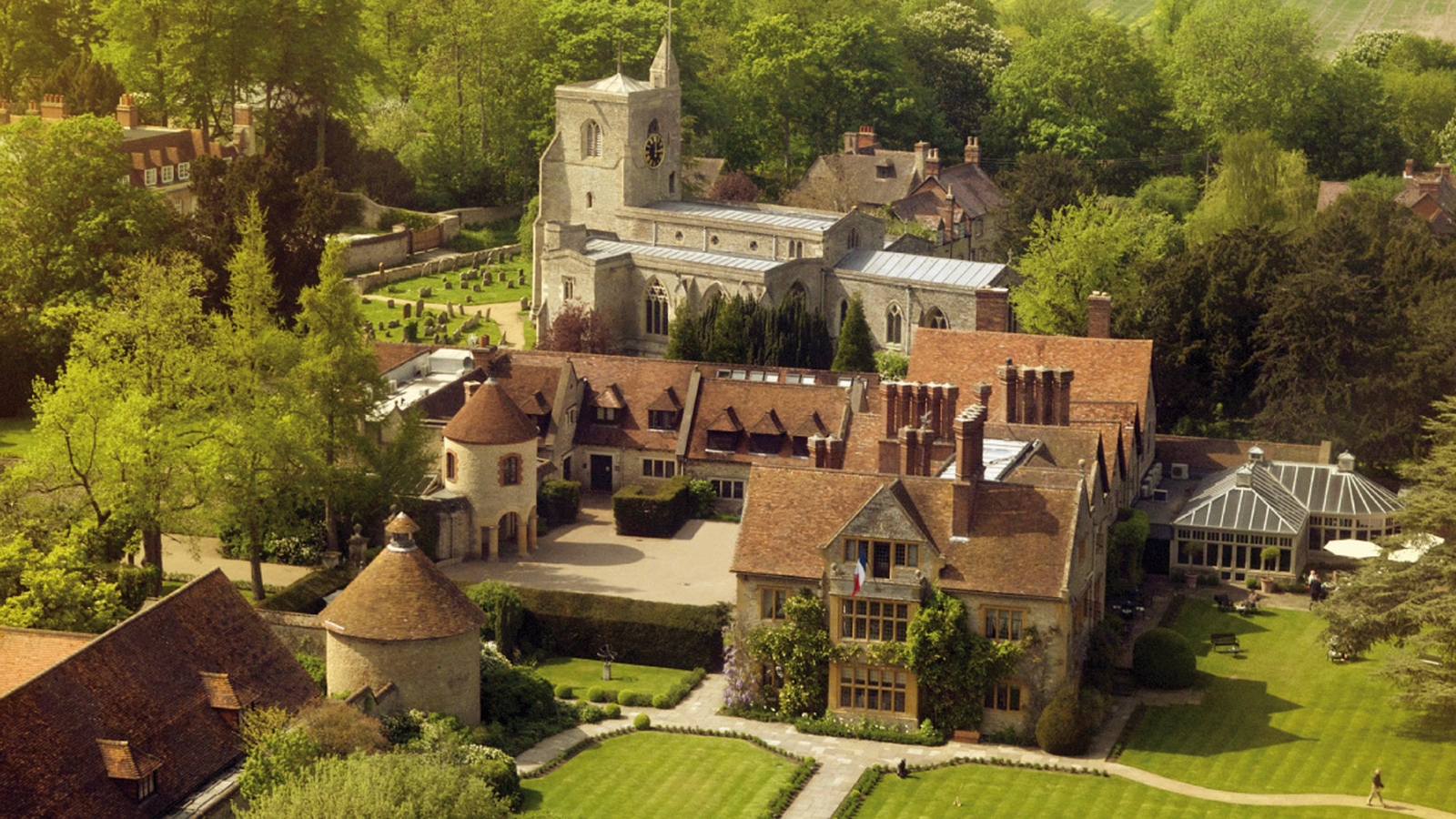 manoir-aux-quatre-saisons-aerial