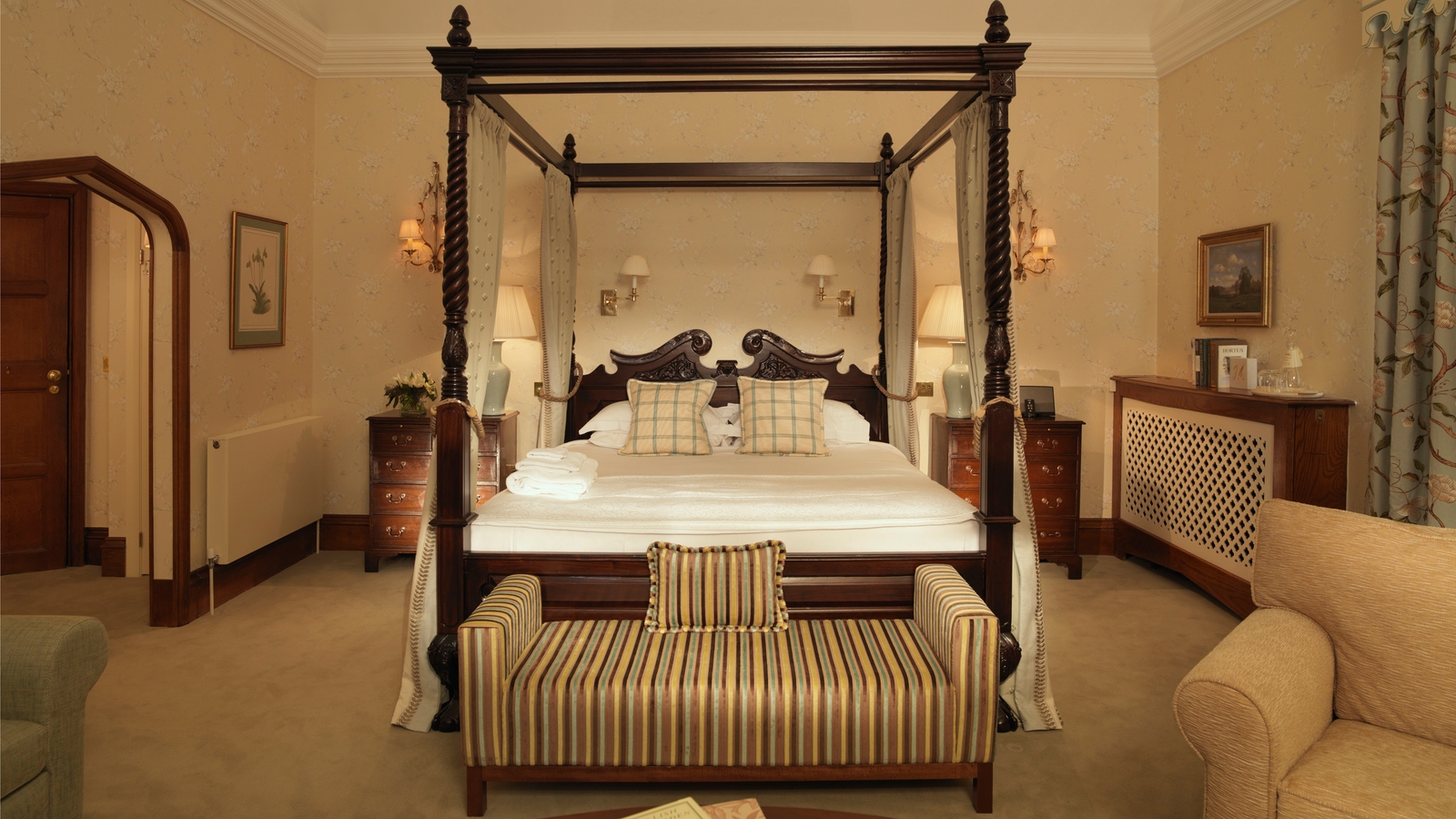 gravetye-manor-hollyroom