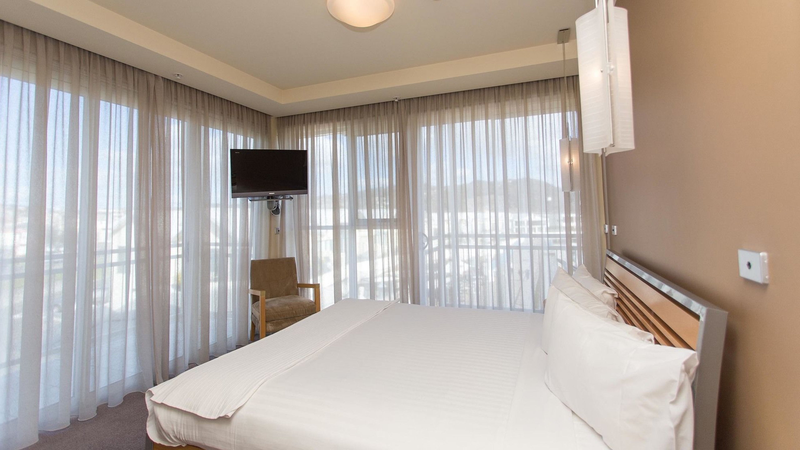 peppers-seaport-hotel-bedroom