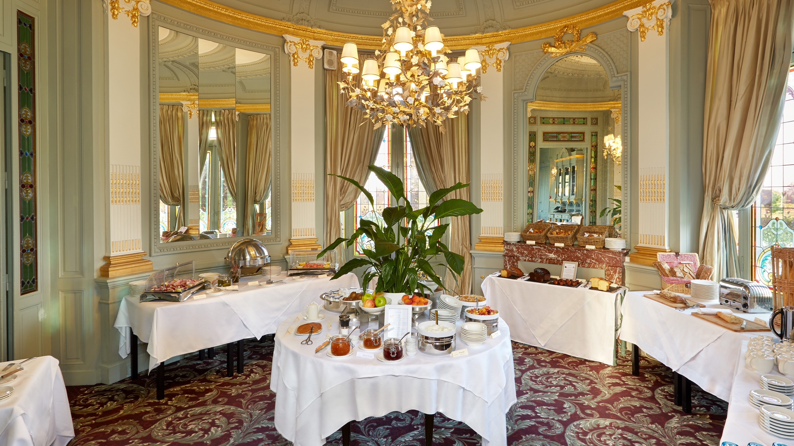 chateau-grand-barrail-dining-room