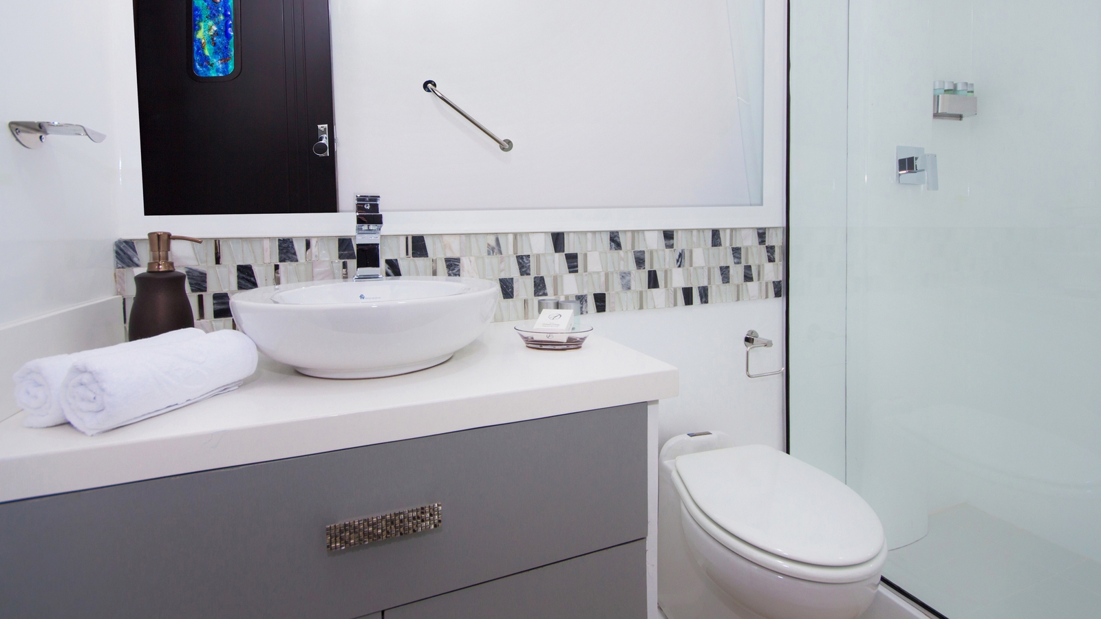 alia-catamaran-galapagos-bathroom