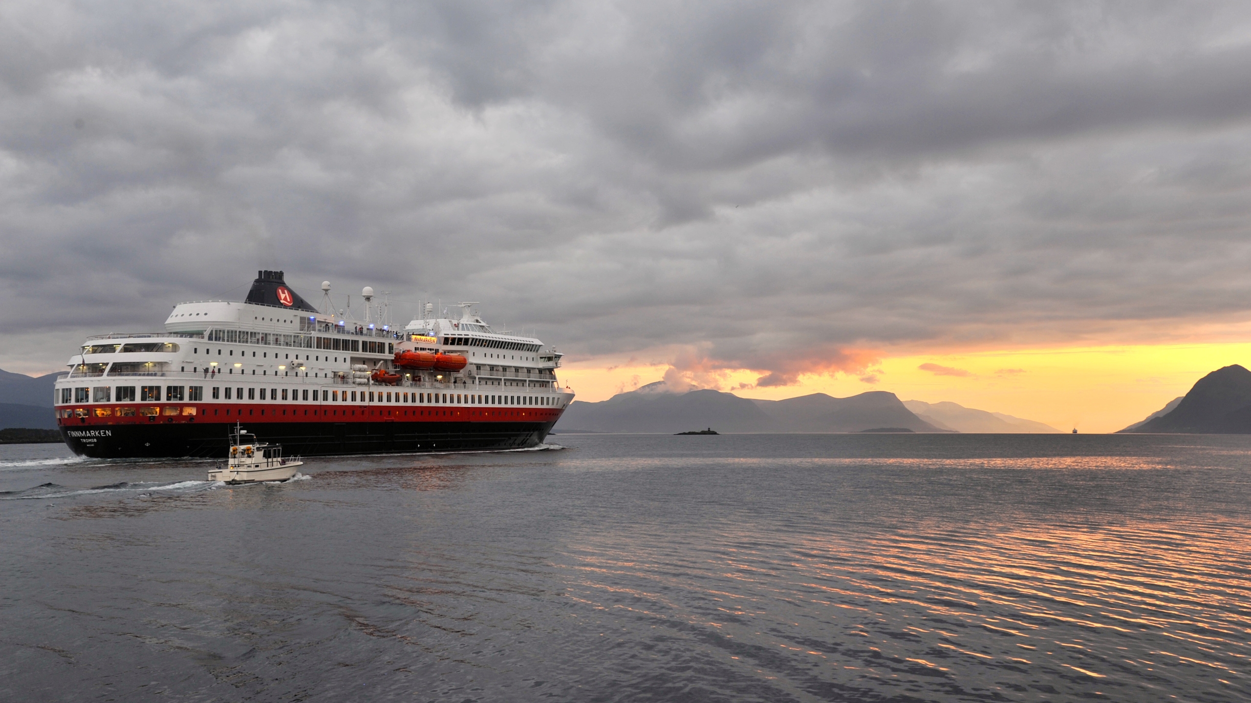hurtigruten-finnmarken-sunset