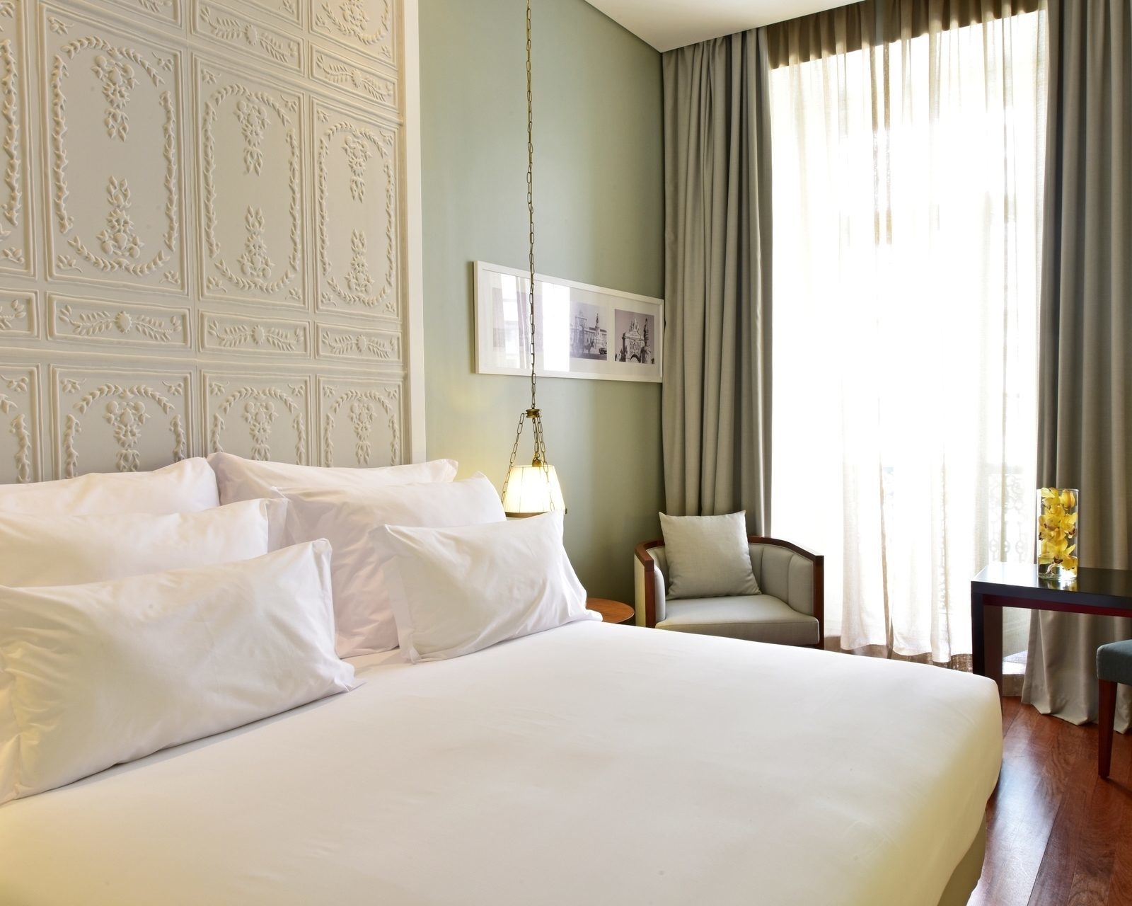 A standard bedroom at Pousada de Lisboa in Lisbon