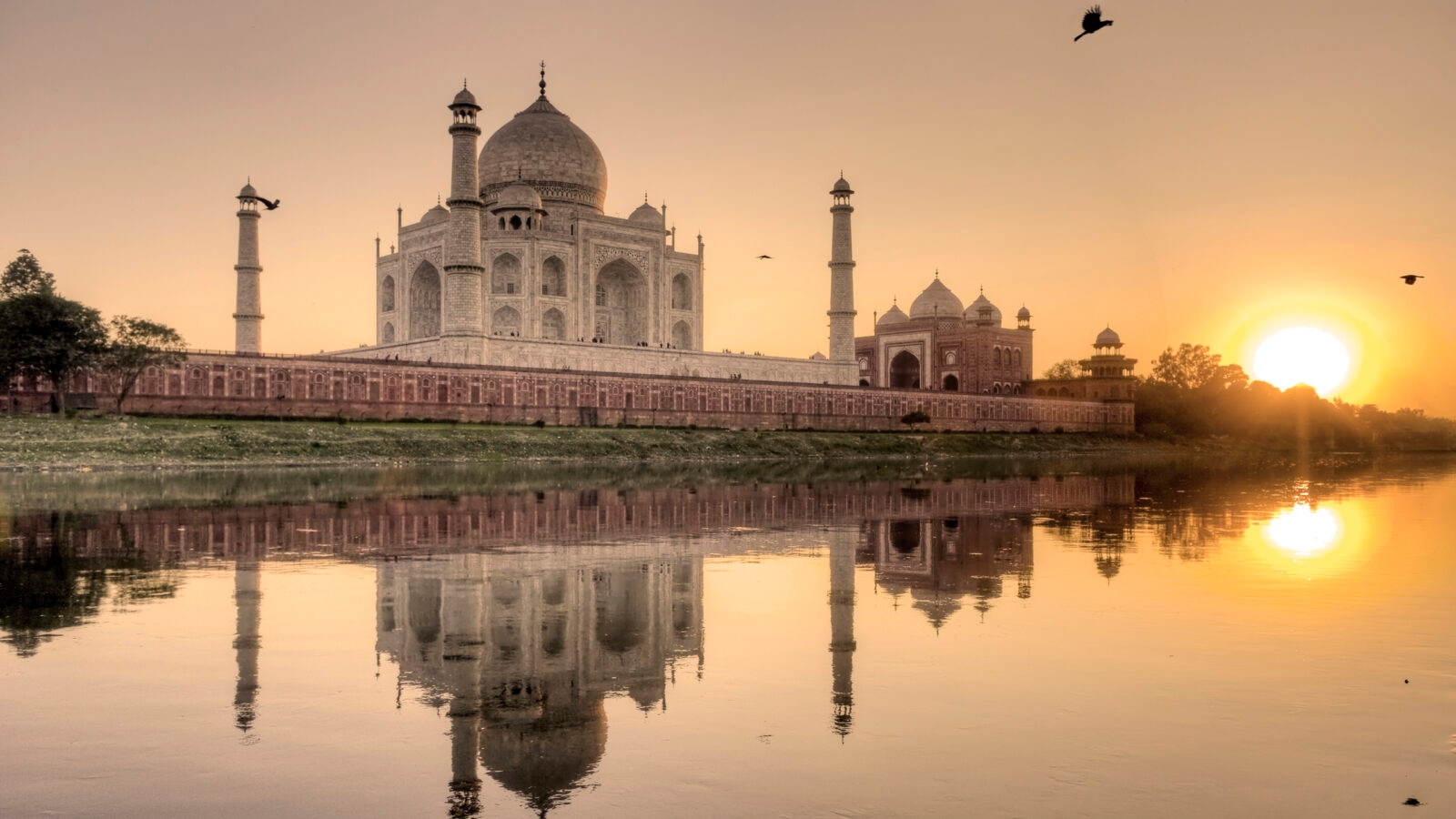 taj-mahal-reflected-yamuna-river