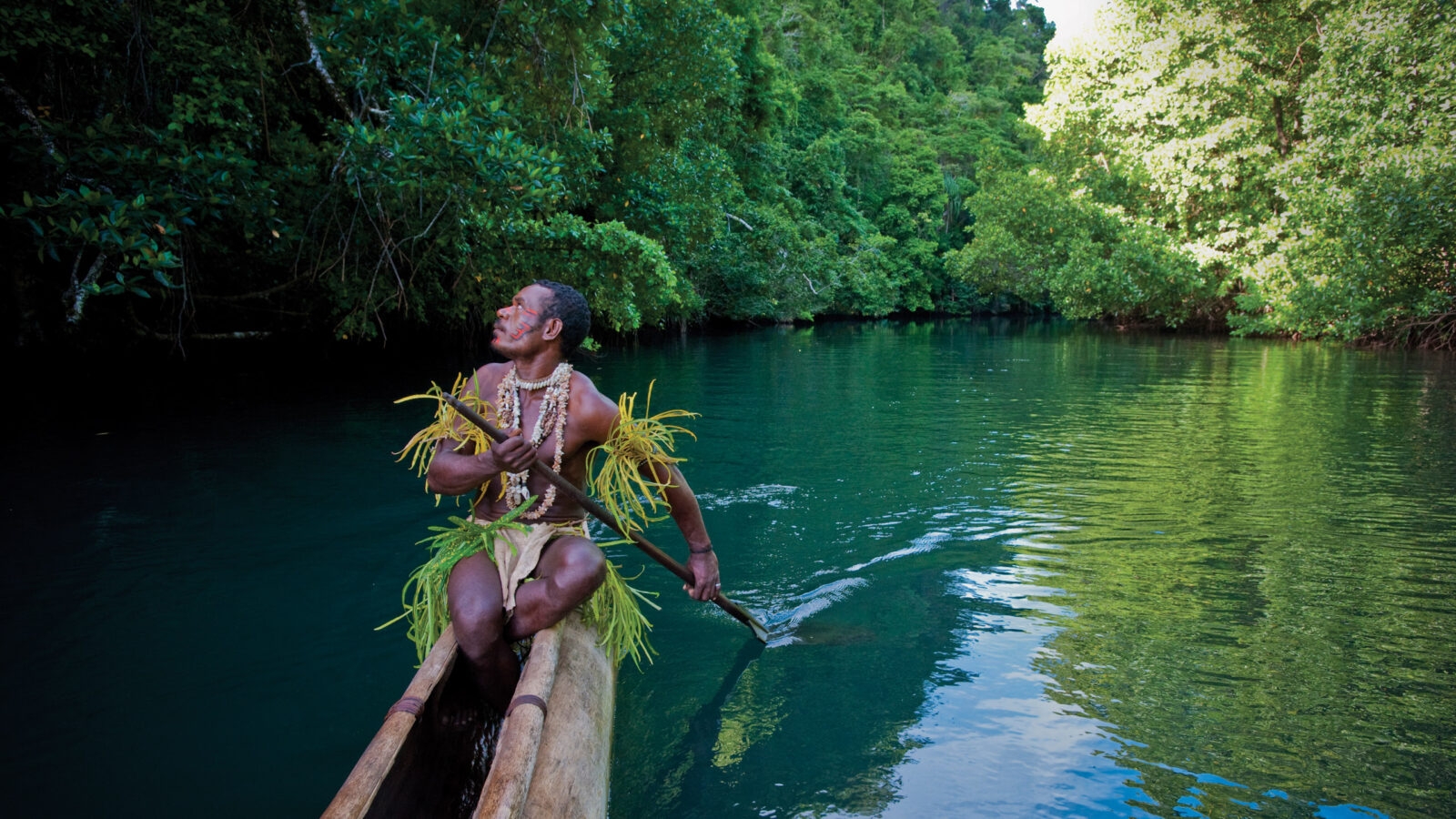 tufi-canoe-villager-papua-new-guinea