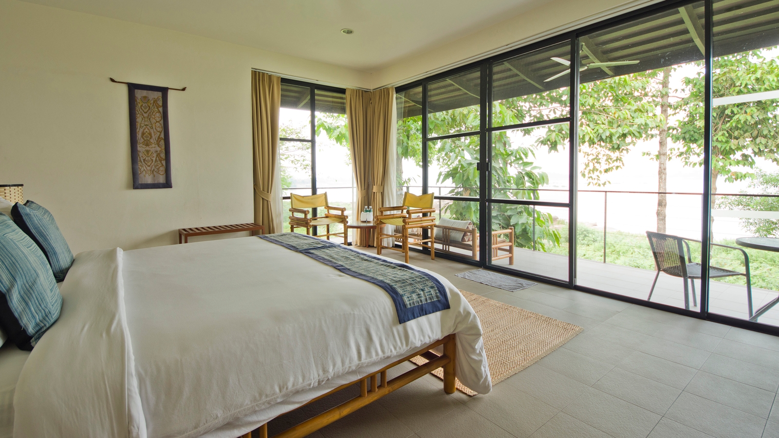 river-resort-bedroom