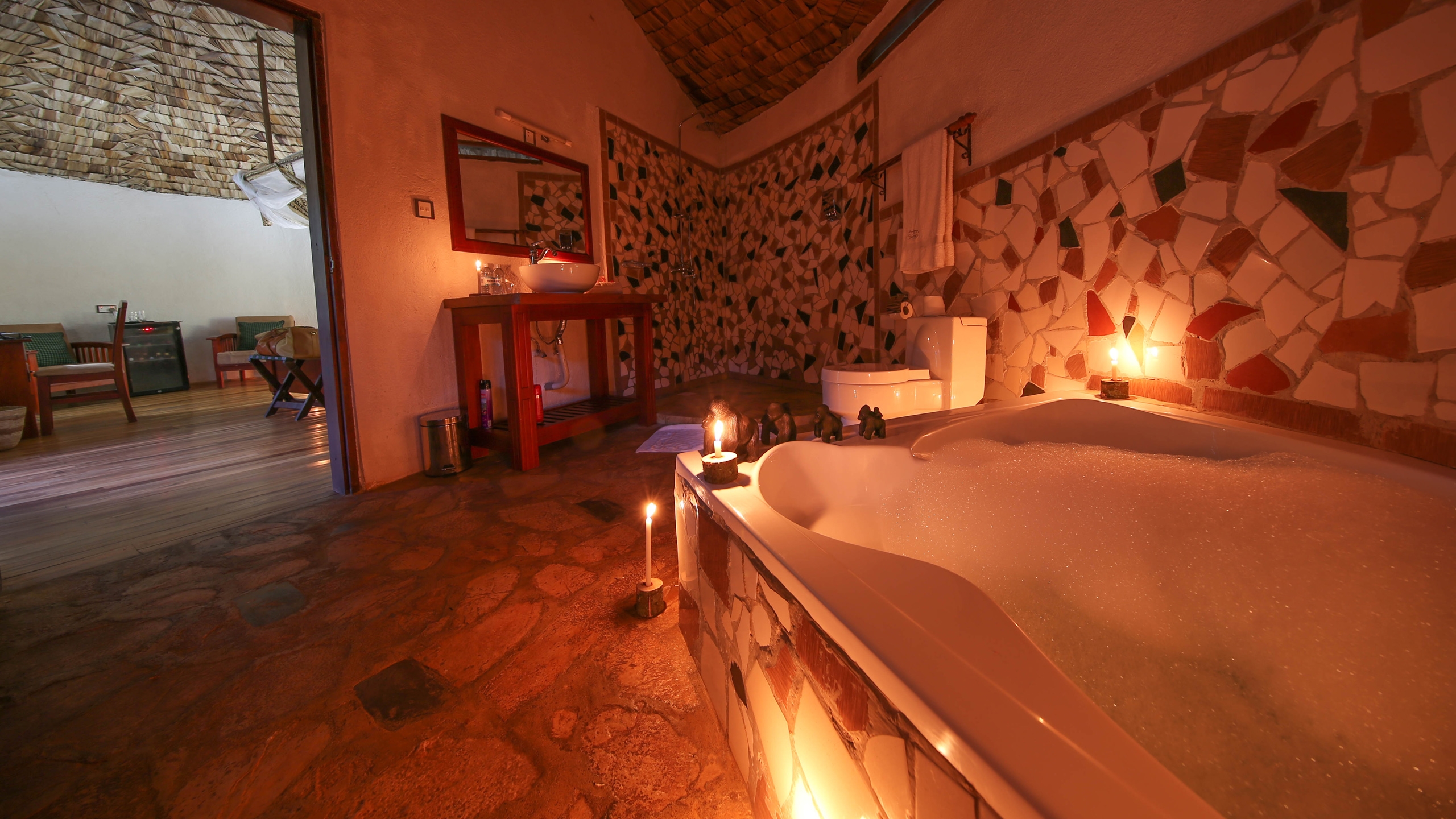 mahogany-springs-honeymoon-suite-bathroom