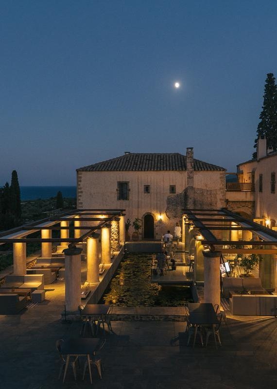 restaurant Kinsterna Hotel at night