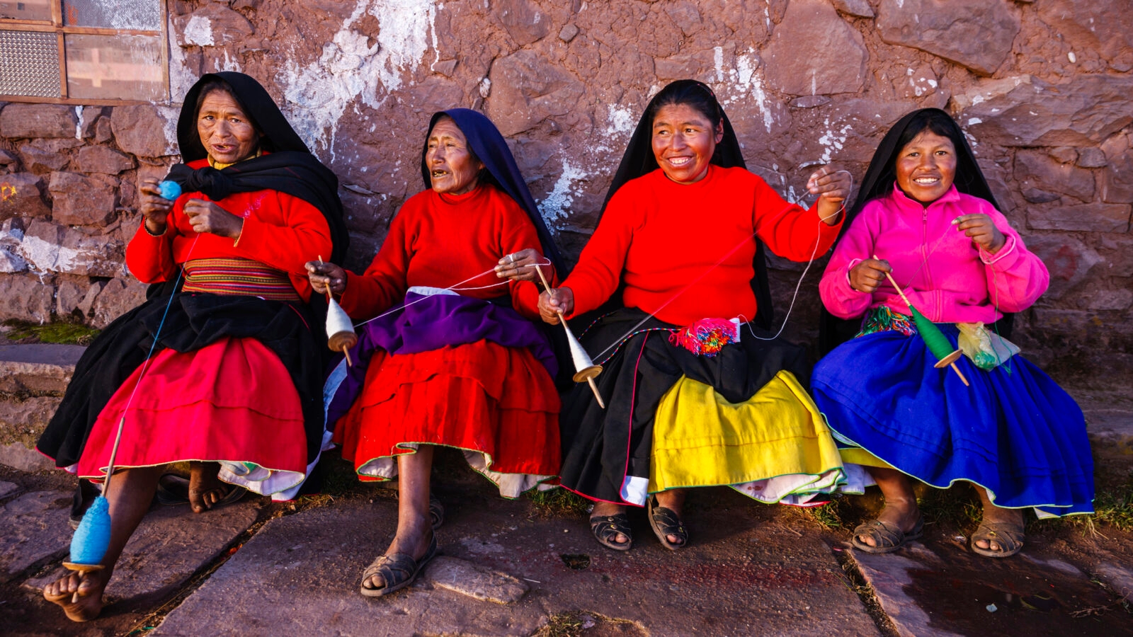 women-spinning-wool-lake-titicaca