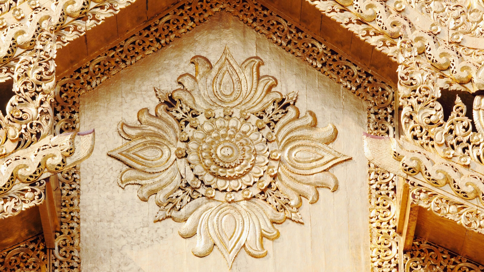 shwedagon-pagoda-yangon-gold