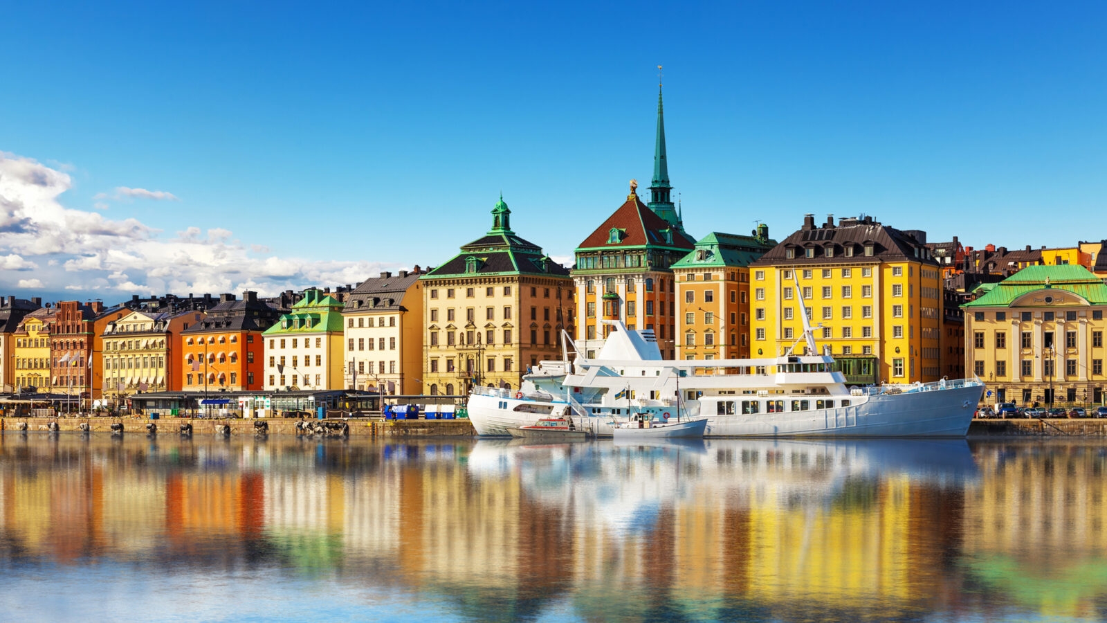 stockholm-colourful-houses