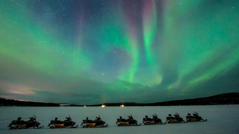 northern-lights-snowmobile-safari-swedish-lapland
