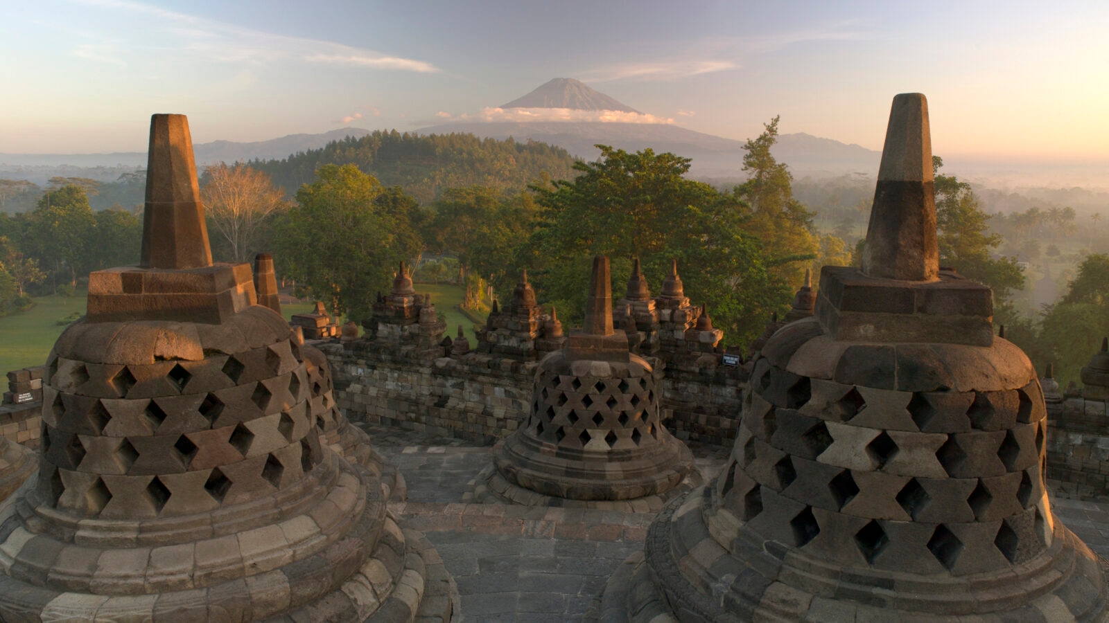 borobudur-sunrise-amanjiwo