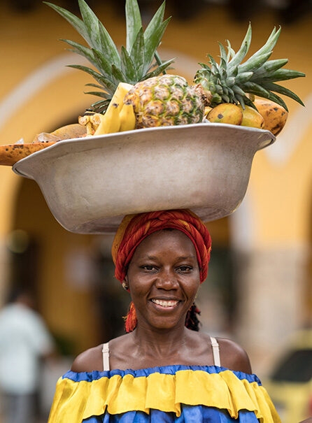 Jacada Colombia - Woman selling fruits in Cartagena