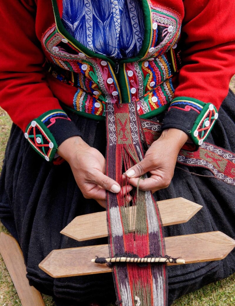 Quechua Indian woman weaving, Chinchero, Peru