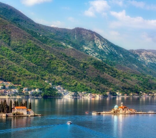 Private motorboat tour of Perast to see Our Lady of the Rocks and St George