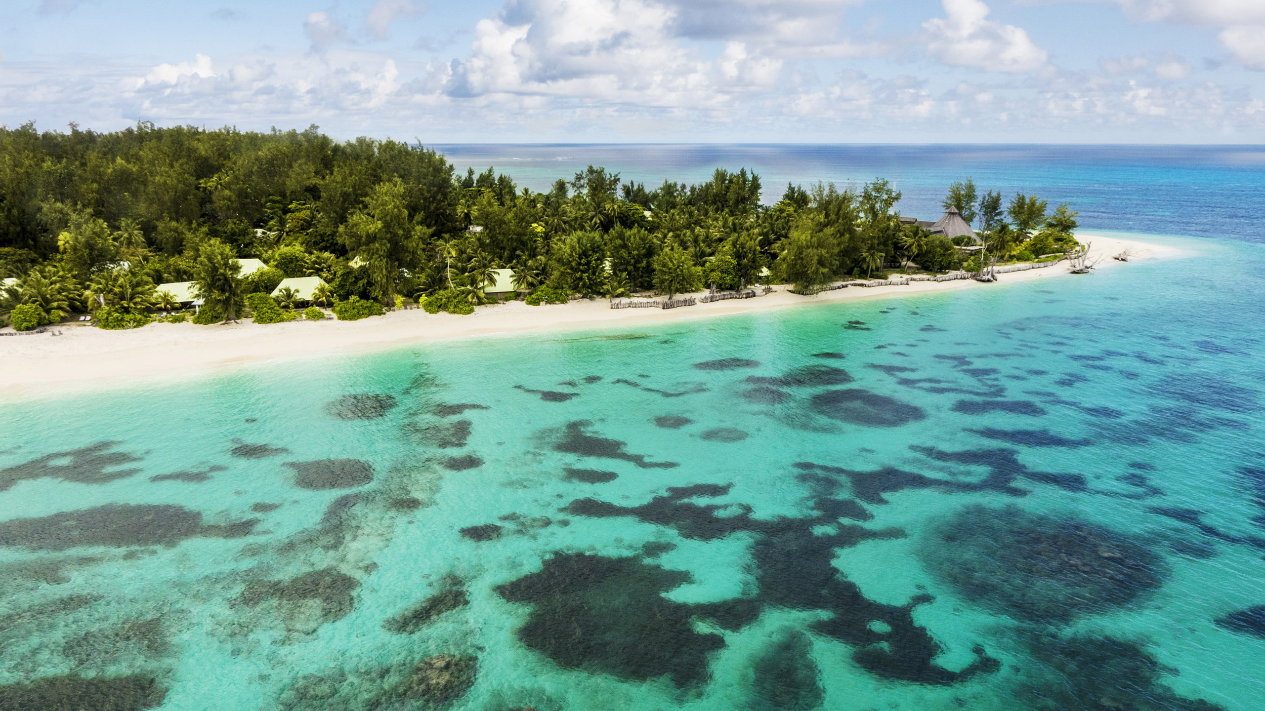 Остров 5 букв. Коралловые острова Сейшелы. Архипелаг Базаруто. Hayman Island коралловое море. Остров Denis Сейшелы.