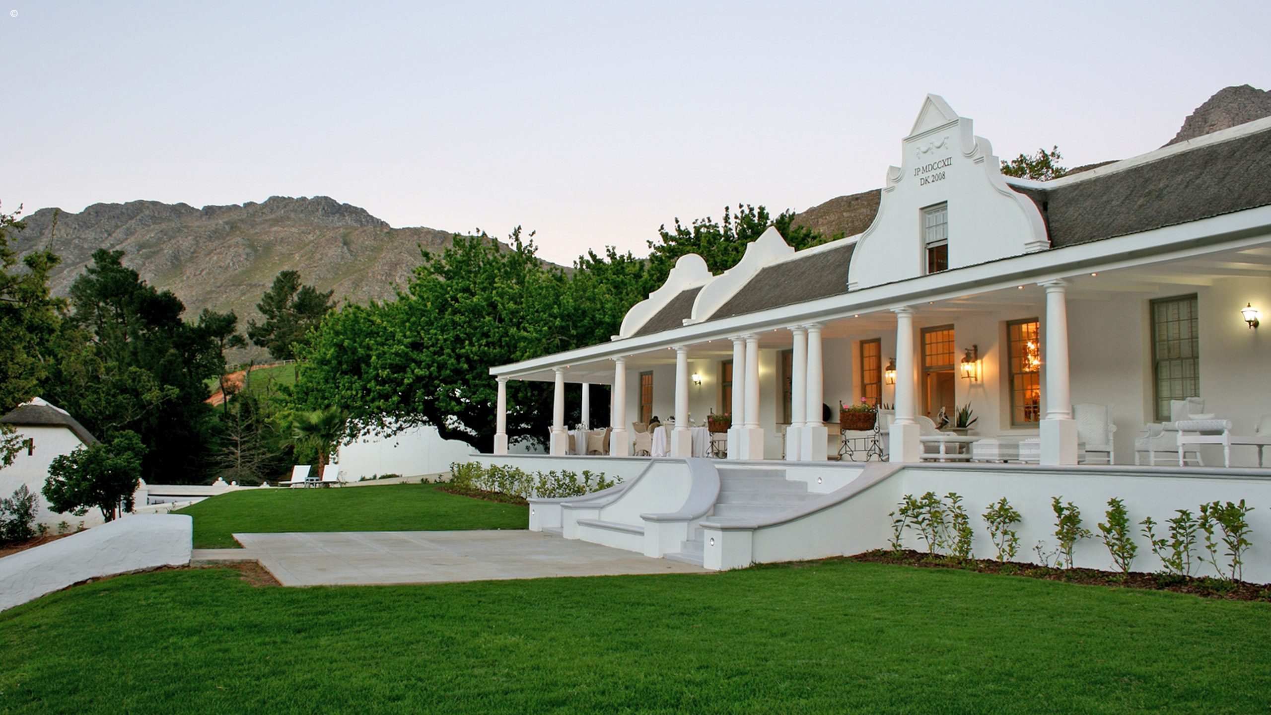 Morning palace. Wellington Vinery ЮАР. A House Surrounded by the countryside.