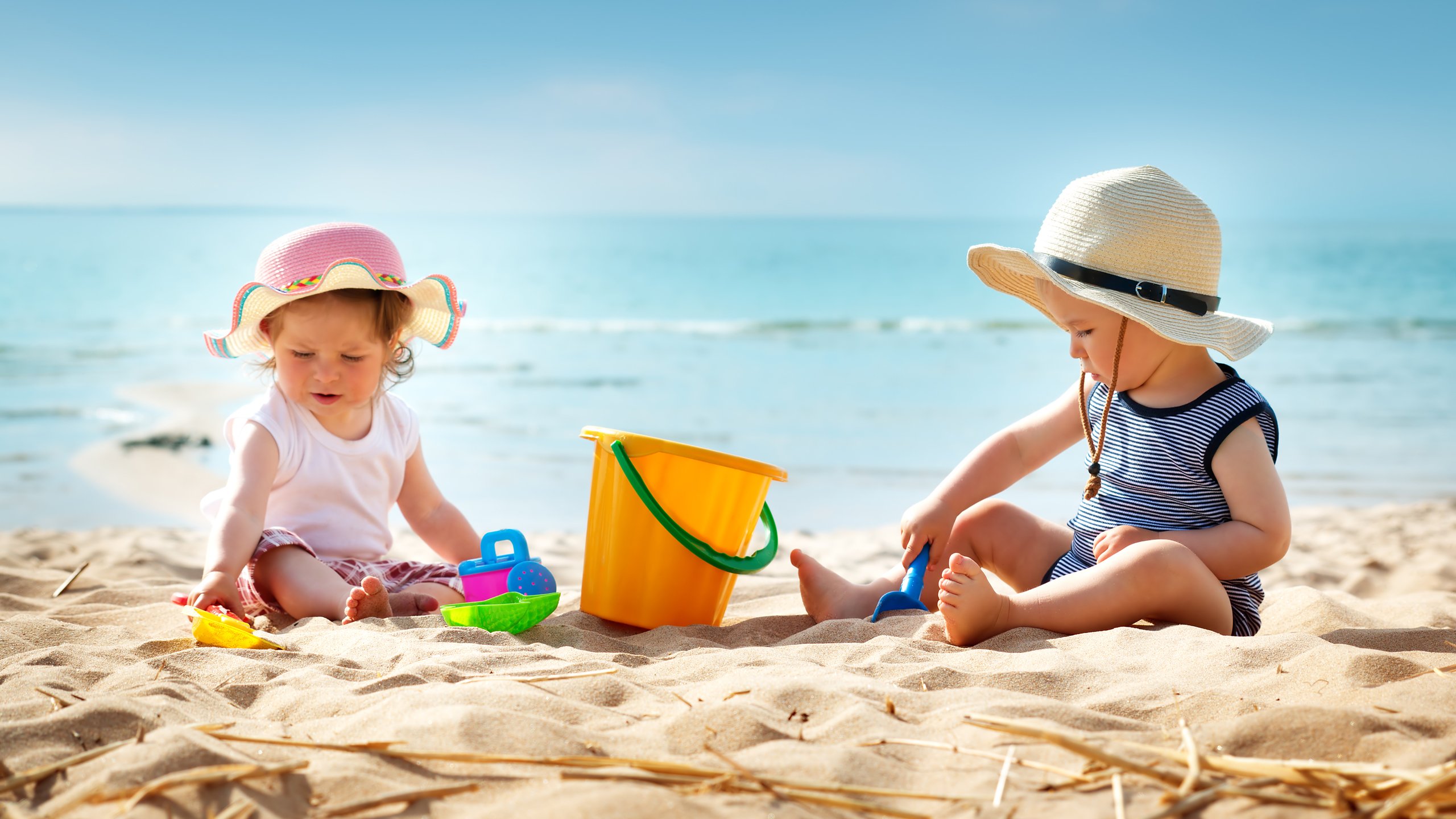 Beach play. Ребенок в пледе. Дети на море. Море солнце дети. Лето дети море.