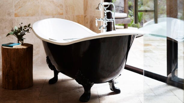 pretty-beach-house-bath-tub