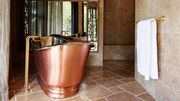 pretty-beach-house-copper-tub