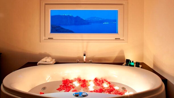 canaves_oia_hotel_bath