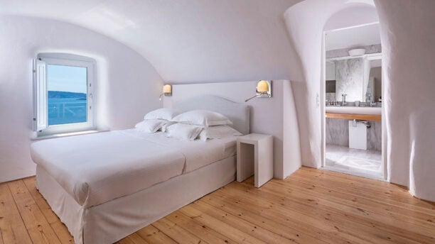 canaves_oia_hotel_room1