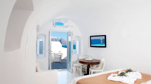 canaves_oia_hotel_table