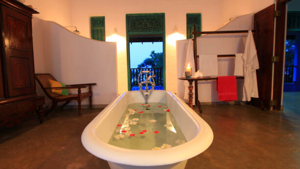 the-last-house-tangalle-bath-tub