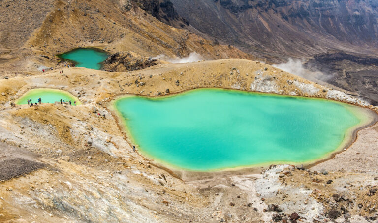 tongariro-crossing-hike-new-zealand