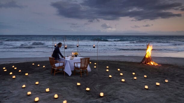 amankila-beach-dinner