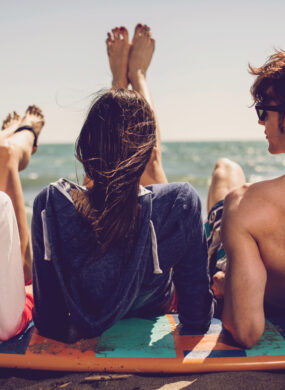 teenagers-travel-beach