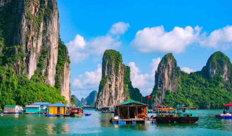 floating-village-halong-bay