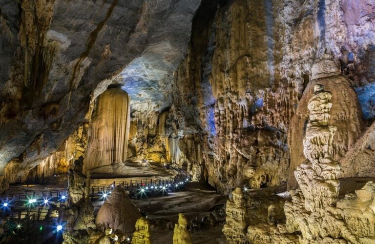 Inside Paradise Cave, Phong Nha-Ke Bang, Vietnam