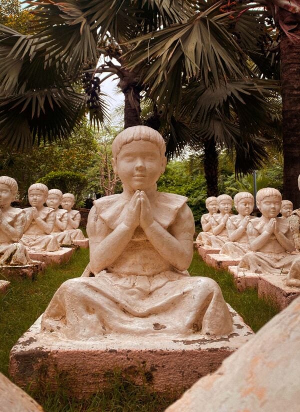 sculpture of children praying in park delhi